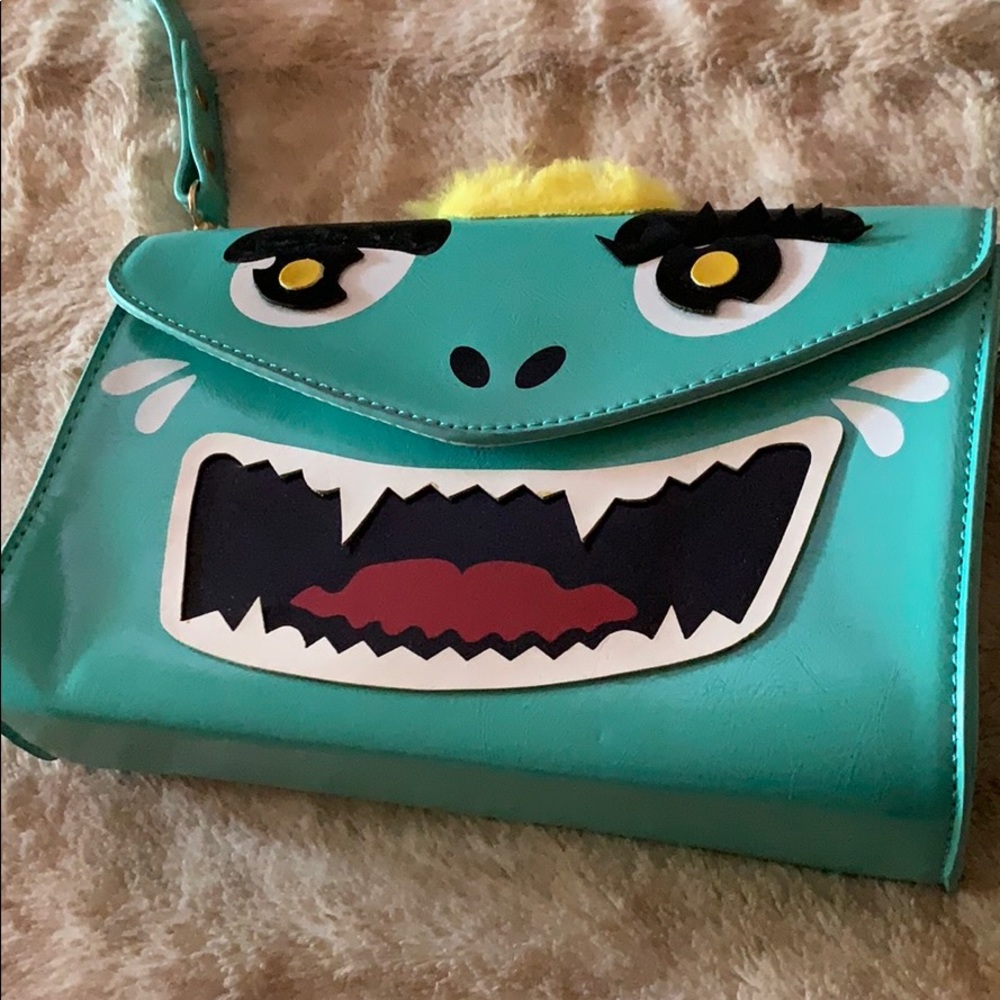 Kling Monster Clutch
